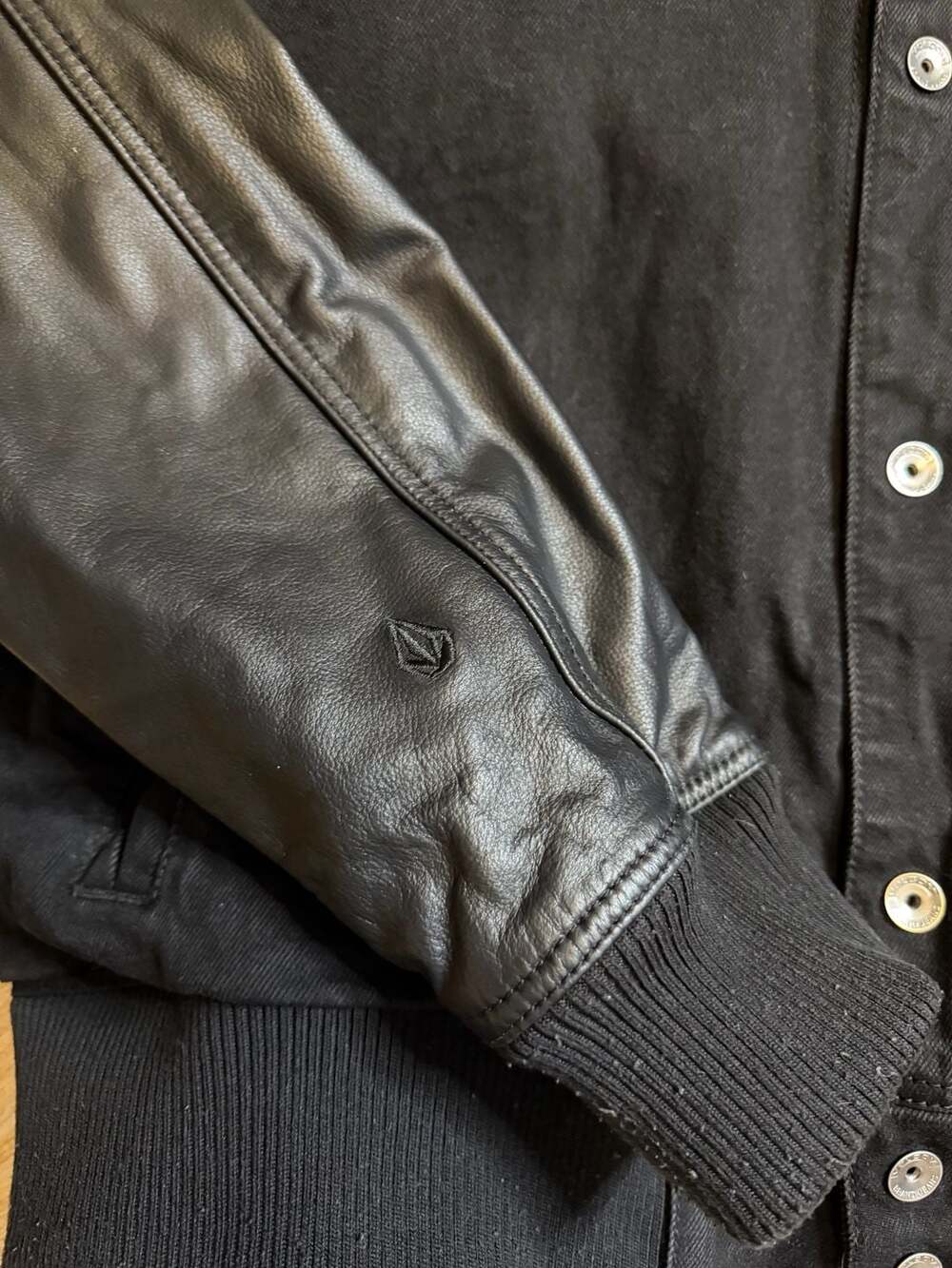 Volcom - Picture 4 of 6